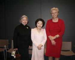 左から美術工芸史家の池田まゆみさん、洋菓子・食卓芸術家今田美奈子さん、ドイツ連邦共和国大使館 公使 アンナ・プリンツさん